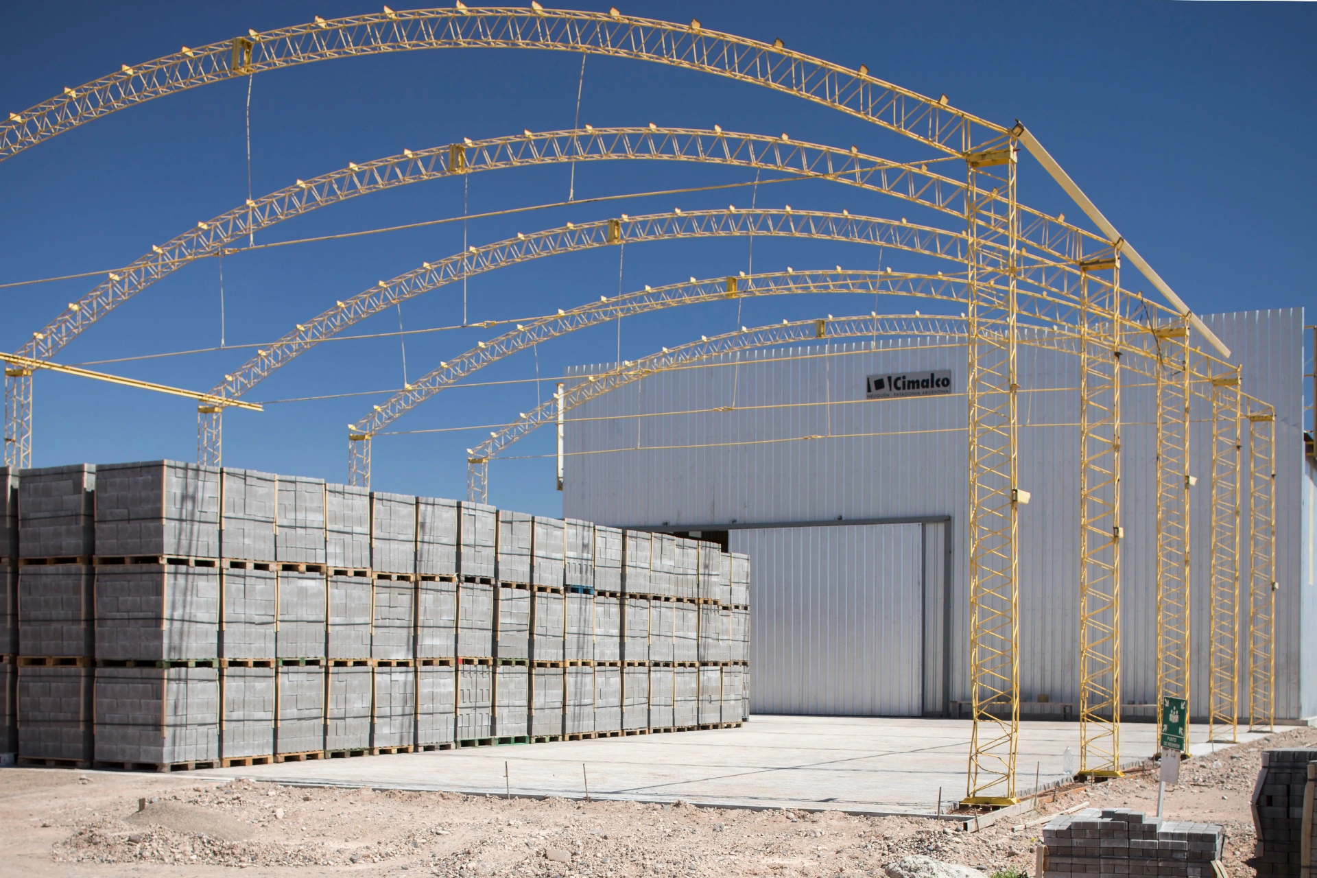 Planta Cimalco con stock de bloques de hormigón en Neuquén