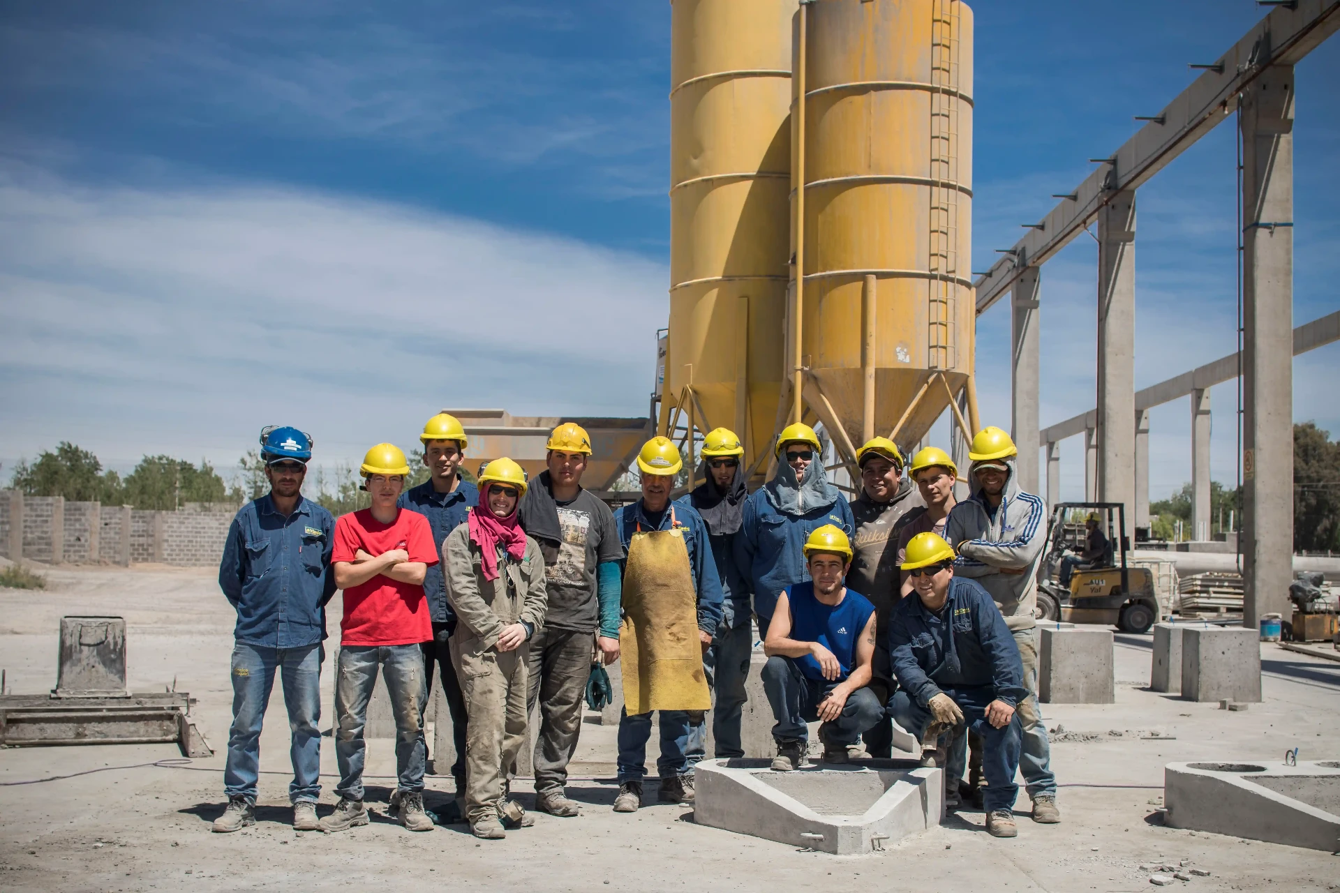 Equipo de planta Cimalco Patagonia frente a silos de cemento